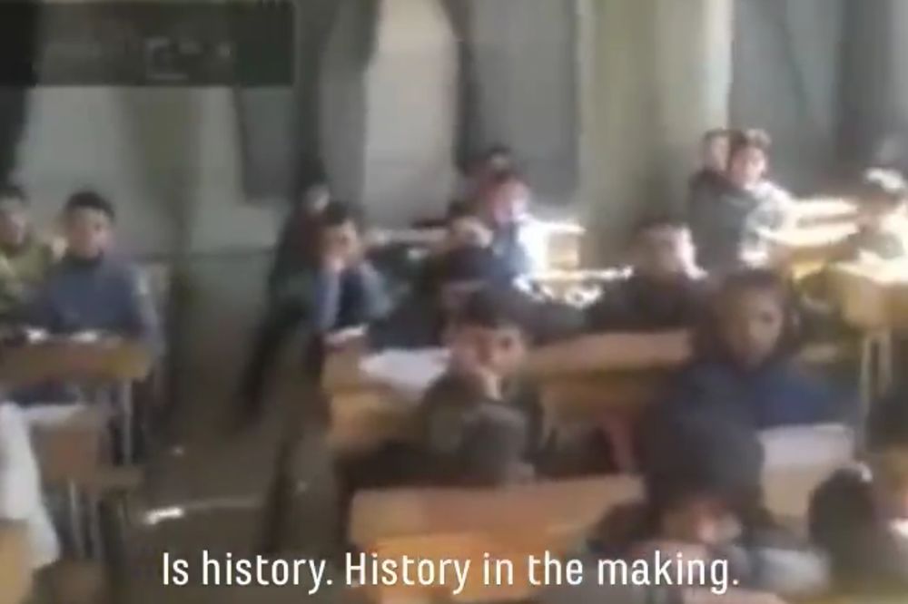 Čas istorije uživo u sirijskoj školi: Profesor drži nastavu, dok bombe padaju (UZNEMIRUJUĆI VIDEO)
