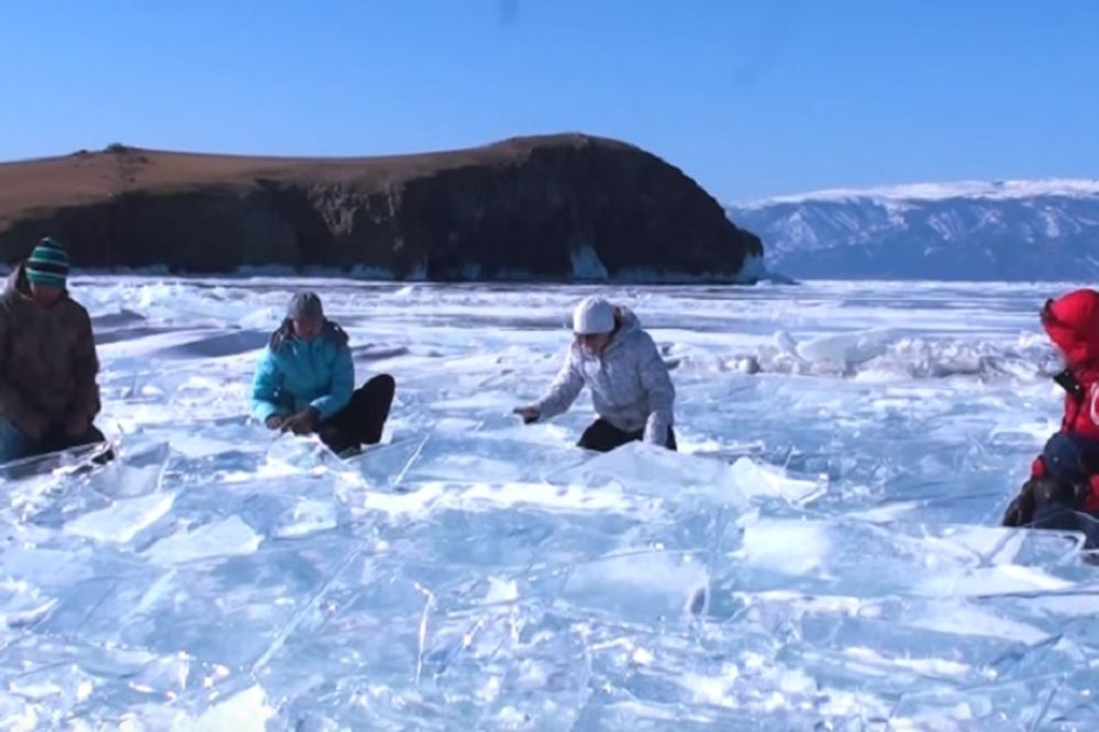 Okliznuo se i pao na najčistiji led na planeti: Nećete verovati šta je otkrio! (VIDEO)