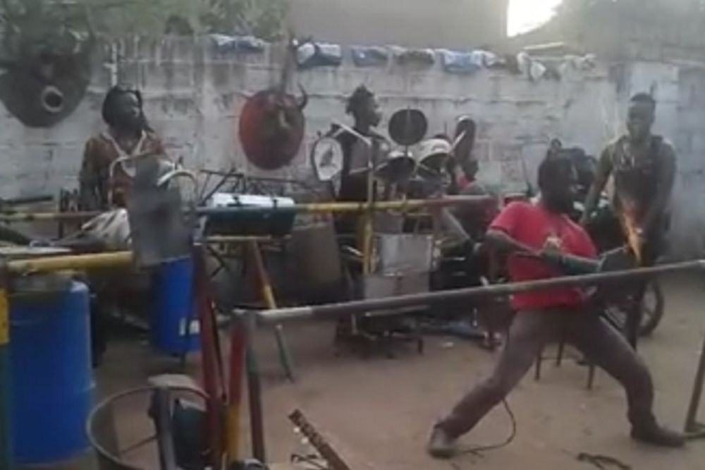 Oni nemaju prave instrumente, ali u njihovoj radionici se svira pravi indastrijal! (VIDEO)