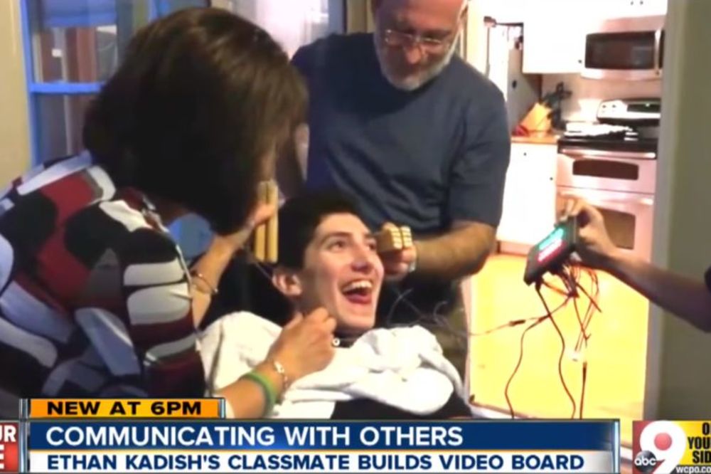 Osmislio način kako da komunicira s dečakom koga je udario grom! (FOTO) (VIDEO)
