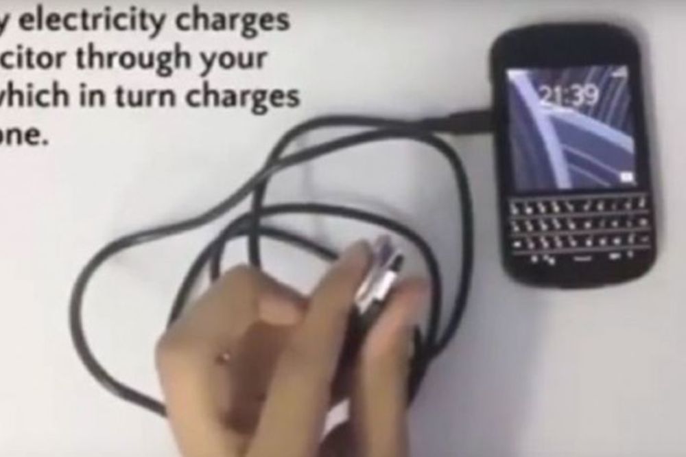 Koristan trik: Evo kako da napunite telefon bez struje! (VIDEO)