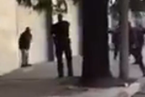 Policija u Americi sve brutalnija, pucali na mladića koji se predavao! (UZNEMIRUJUĆI VIDEO)