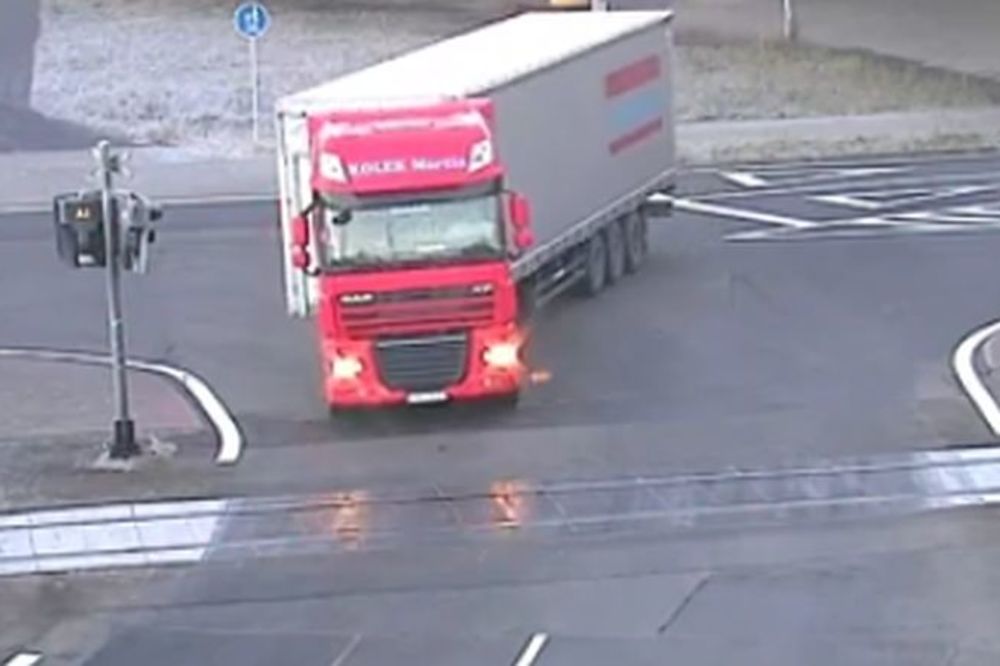 Voz u punoj brzini razvalio kamion! Da ne verujete kako je prošao vozač kamiona! (VIDEO)