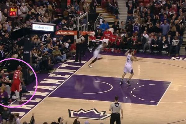Menadžer zvezde Sakramenta udario tokom utakmice legendu NBA lige! (VIDEO)