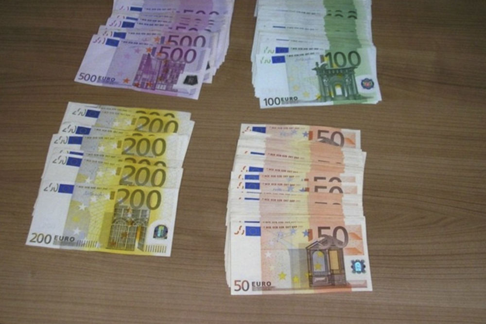 Pun para, bukvalno: Makedonci pronašli više od 150.000 evra u vozilu sa srpskim tablicama