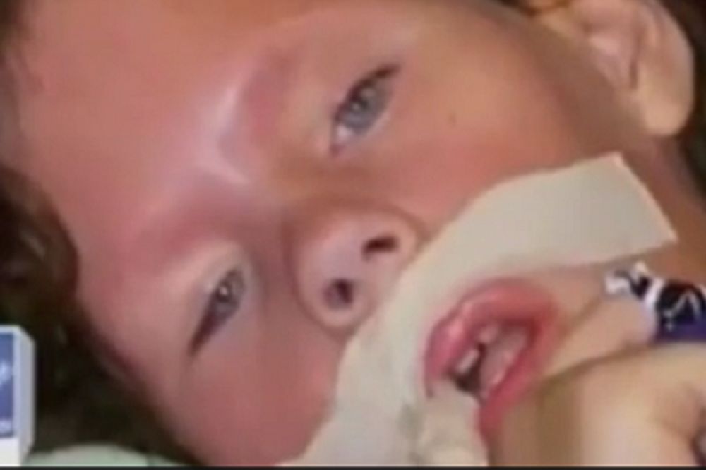 Devojčica je bila na samrti - a onda su nadzorne kamere snimile anđela koji joj spasava život?! (VIDEO)