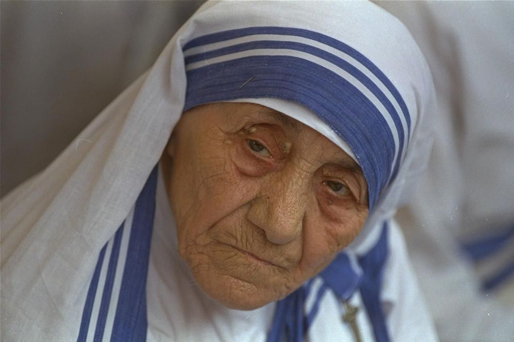 Majka Tereza: Moderna svetica ili bezdušna kučka? (FOTO)