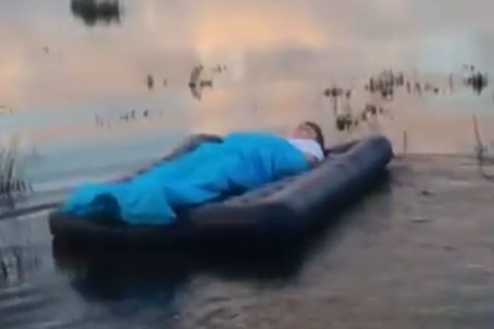 Mukica! Kakva reakcija! Zaspao u krevetu, a probudio se na dušeku na sred jezeru! (VIDEO)