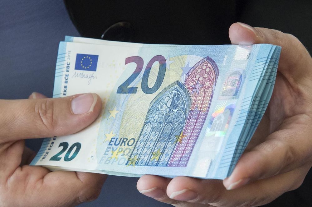 Srbi izbacuju keš iz upotrebe: Od sad možete da držite pare samo na računu?! (FOTO)