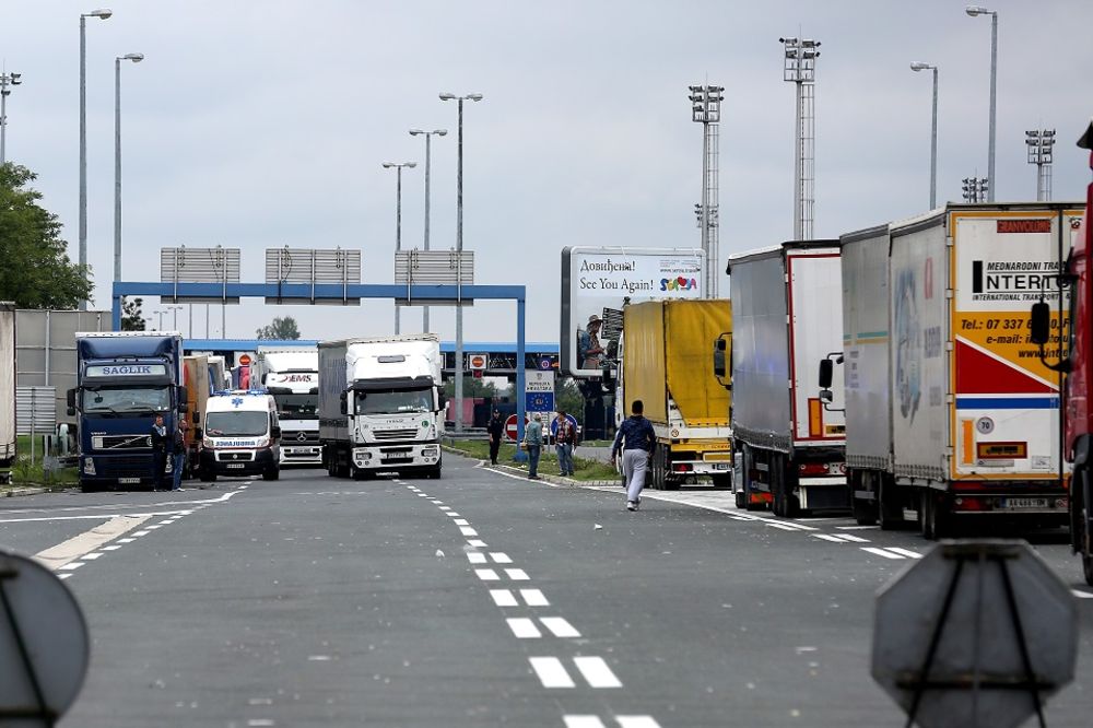 Pakao na granicama: Kilometarske kolone na ulazima iz Mađarske i Hrvatske, čeka se satima! (FOTO)