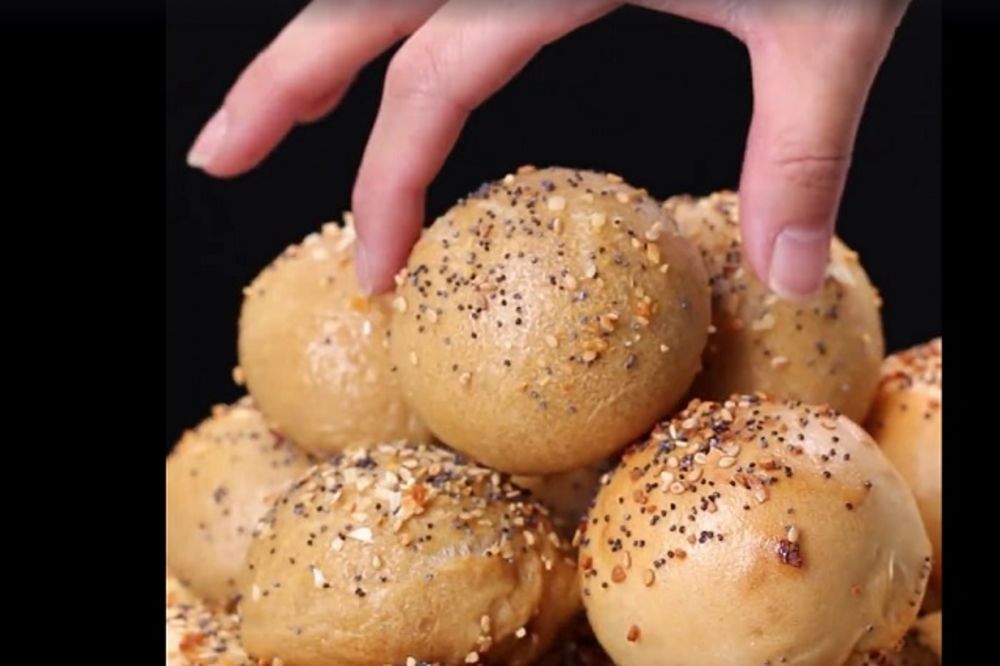 Najukusniji doručak na svetu: Kuglice punjene kremom od sira (RECEPT) (GIF) (VIDEO)