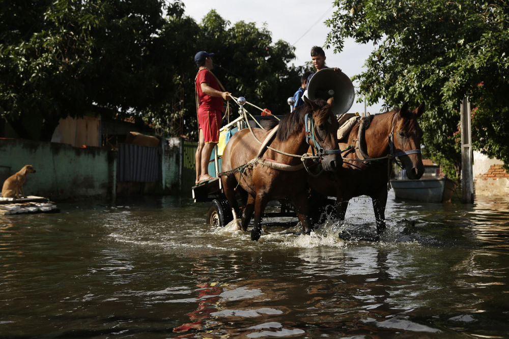 Poplave potopile Južnu Ameriku: Evakuisano oko 170.000 ljudi! (FOTO)