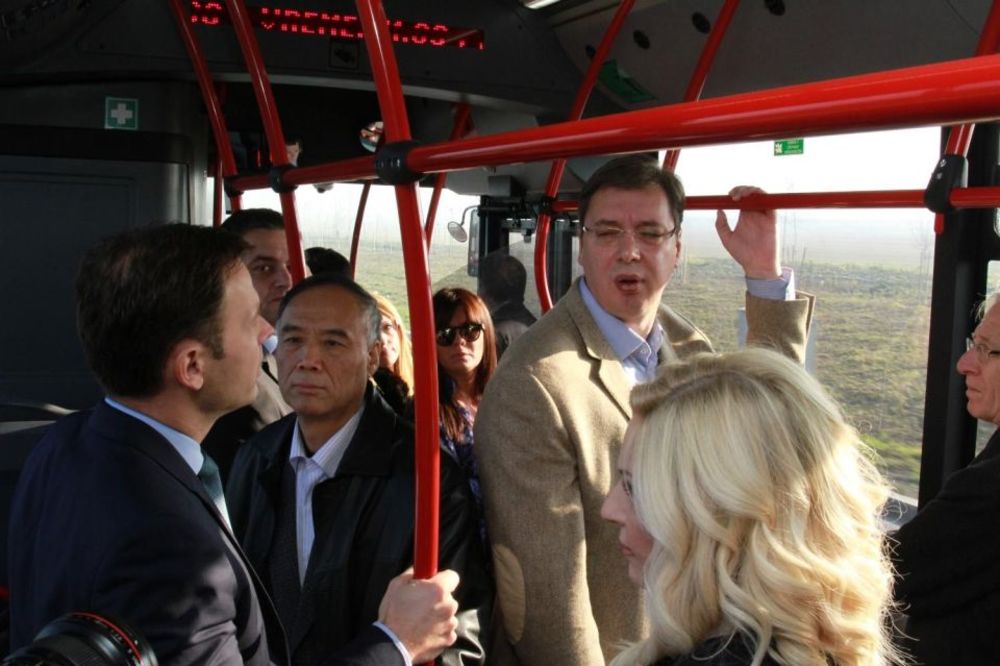 Vučić, Zorana i Mali gradskim prevozom otišli na otvaranje pristupnice Pupinovom mostu! (FOTO)