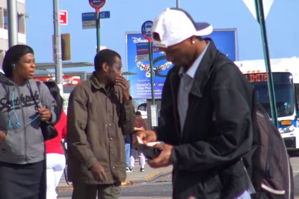 Pronašao je novčanik na ulici i krenuo u šoping. Onda je naišao lik čija je lova! (VIDEO)