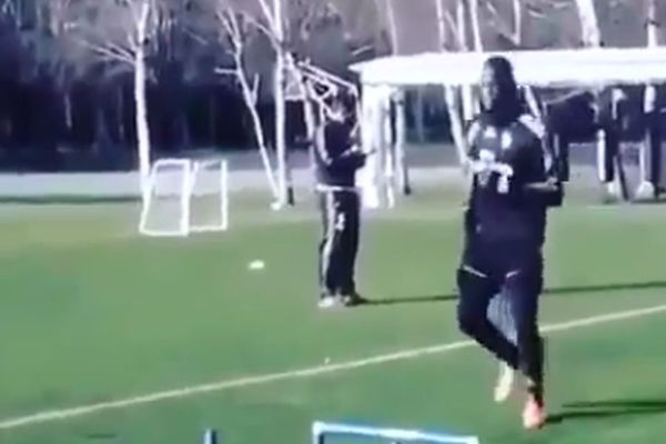 Jednostavno je nepopravljiv: Ovako Baloteli zabušava na treningu! (VIDEO)