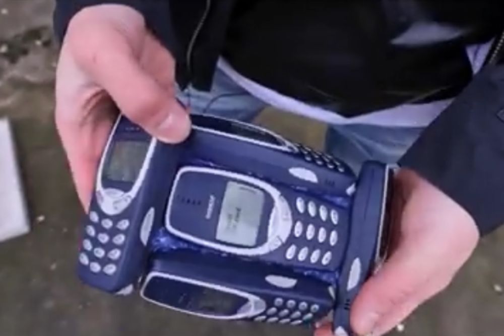 Čak Noris mobilne telefonije: Kako izgleda najbolja zaštita za vaš smartfon? (VIDEO) (GIF)