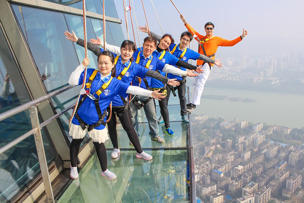 Od ovog može da se rikne: Prošetajte se po 76. spratu kineskog tržnog centra! (FOTO)