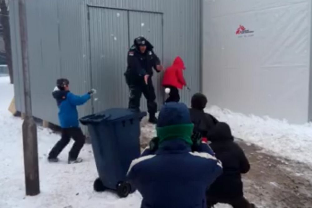 Srpski policajci opet oduševili svet: Organizovali grudvanje sa decom migrantima! (VIDEO)
