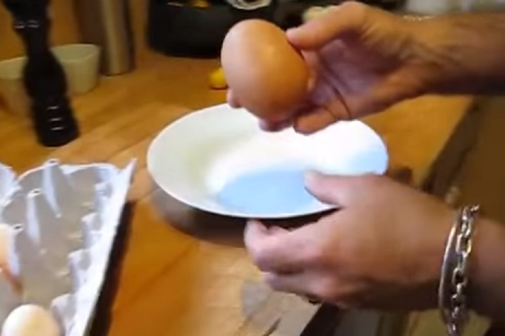 Spremni za doručak: U kutiji je pronašao ogromno jaje, ali nije ni sanjao šta je u njemu! (VIDEO)