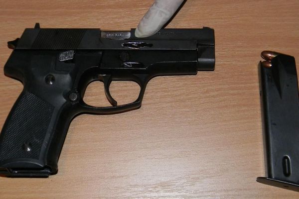 Karaburmski policajac pucao sebi u glavu, bore se za njegov život