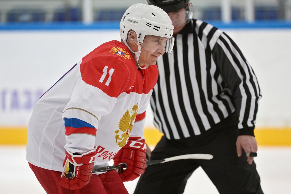 Putin ponovo na ledu: Ruski vođa opet zaigrao hokej u Sočiju! (FOTO) (VIDEO)