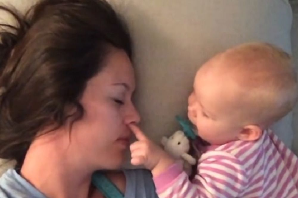 Rastopićete se od slatkoće! Kako beba budi svoju mamu? (VIDEO)