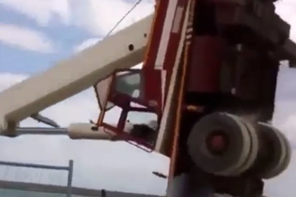 Hteo da prebaci betonsku ploču kranom, pa zajedno sa njom završio u okeanu! (VIDEO)