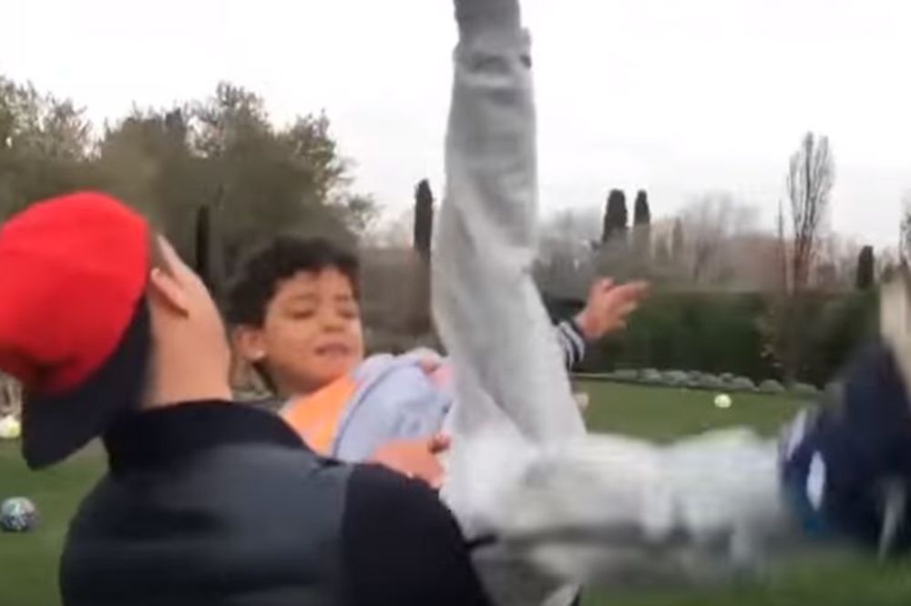 Osvojio je ženska srca jer je savršen otac: Ovako Ronaldo sa sinom igra fudbal! (VIDEO)