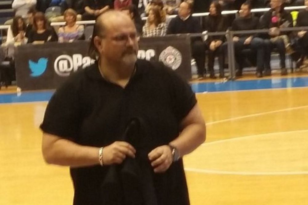 Koga je to novi trener Partizana otišao da poljubi pre početka meča za sreću? (VIDEO)