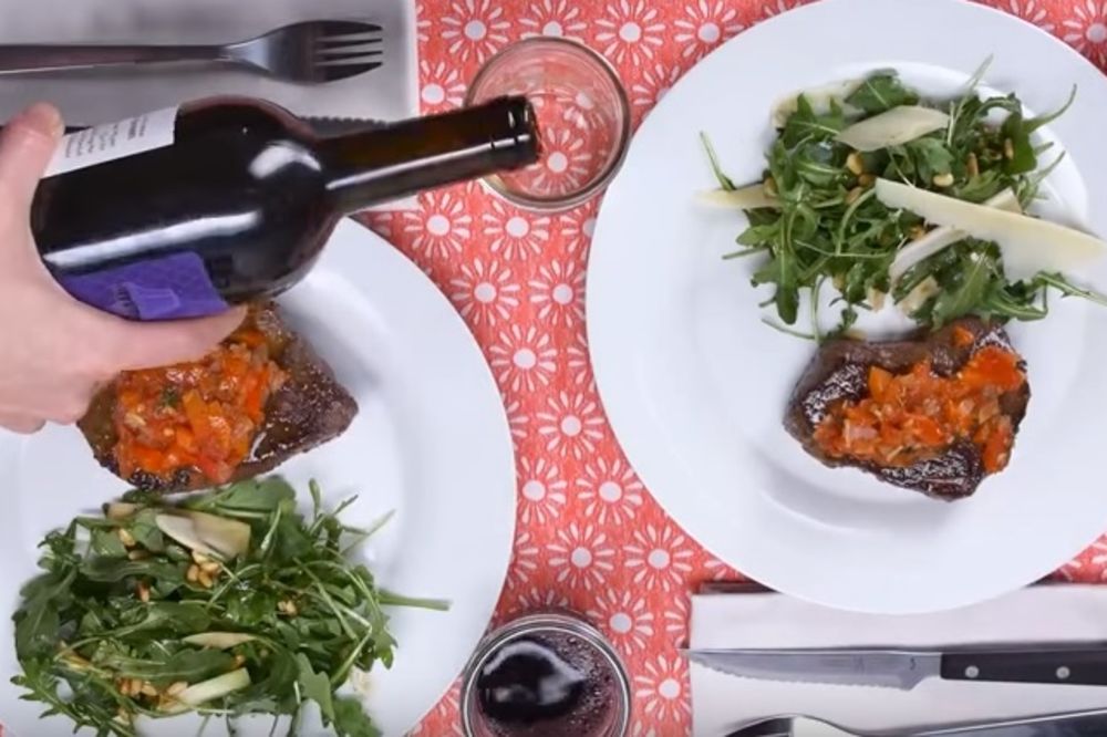 Udvoje je najslađe: Sočni stek i salata za romantičnu večeru (RECEPT) (VIDEO)