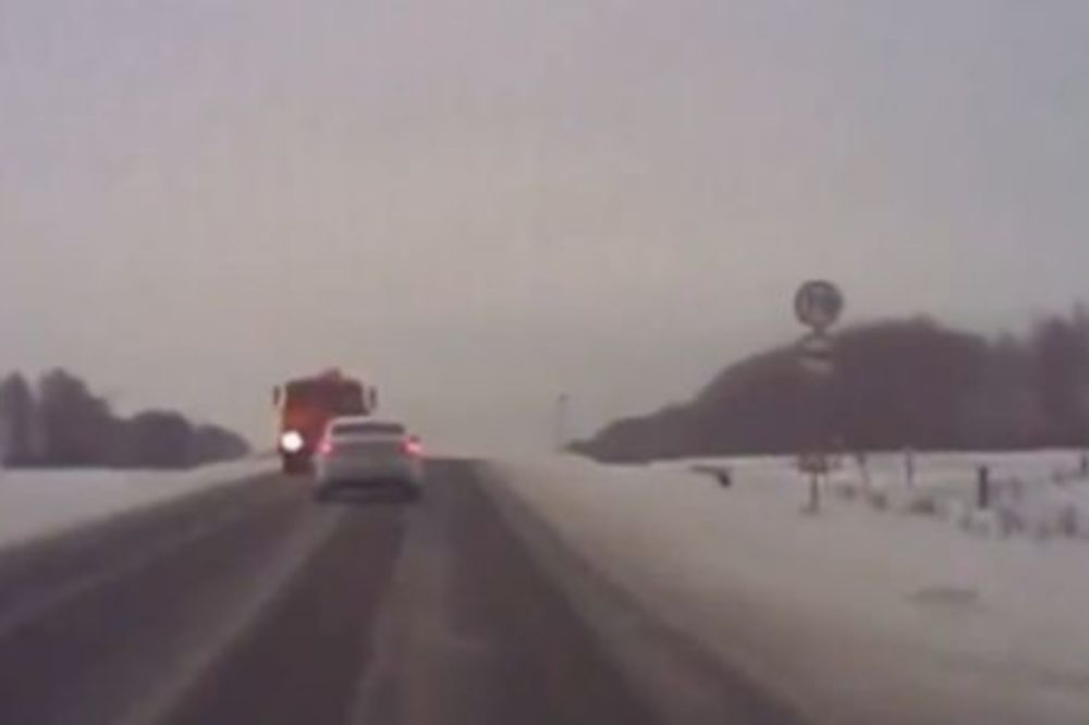 Stravična saobraćajna nesreća u Rusiji! (UZNEMIRUJUĆI VIDEO)