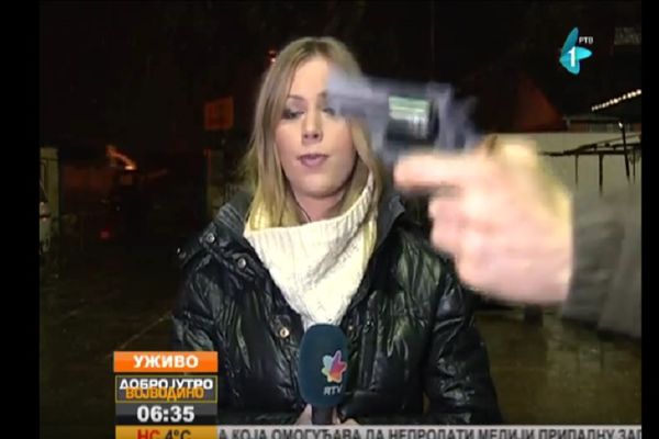 Ludak potegao revolver na novinarku u NS: Mahao oružjem pred kamerama u programu uživo! (VIDEO)