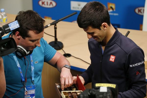 Pravi džentlmen: Novak ponovo iznenadio novinare čokoladicama u Melburnu! (FOTO) (VIDEO)