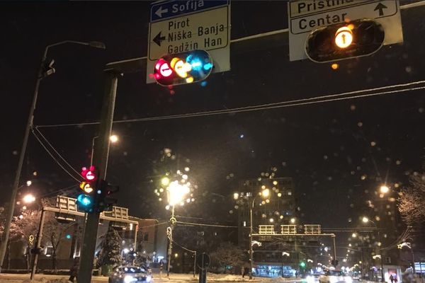 Pobrljaveo skroz: Semafor u Nišu svetli crveno, žuto i zeleno u isto vreme! (FOTO)