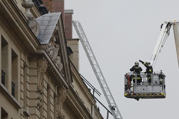Gori legendarni pariski hotel, gasi ga 15 vatrogasnih ekipa! (FOTO)