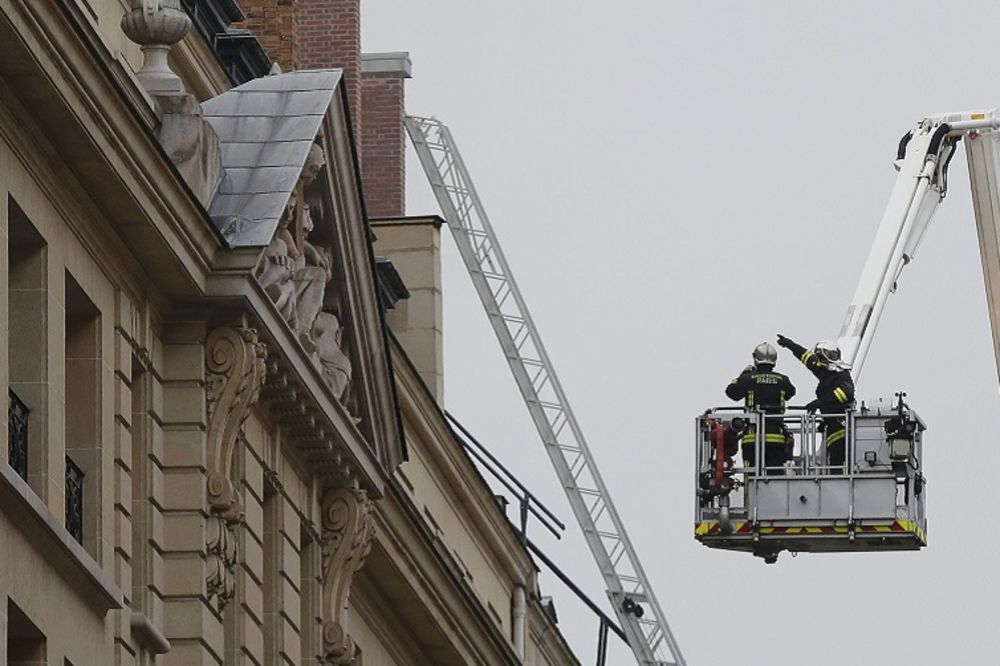 Gori legendarni pariski hotel, gasi ga 15 vatrogasnih ekipa! (FOTO)
