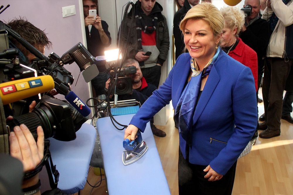 Predsednica nosi darove: A od Kolinde - pegla! (FOTO)