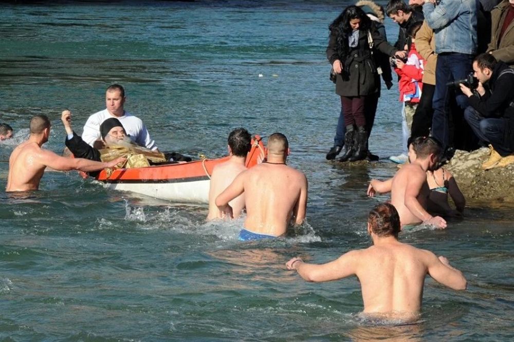 Ako neko zna kako je u Moraču zimi, on zna: Šta Amfilohije radi u kanuu okružen golim ćelavim muškarcima? (FOTO)