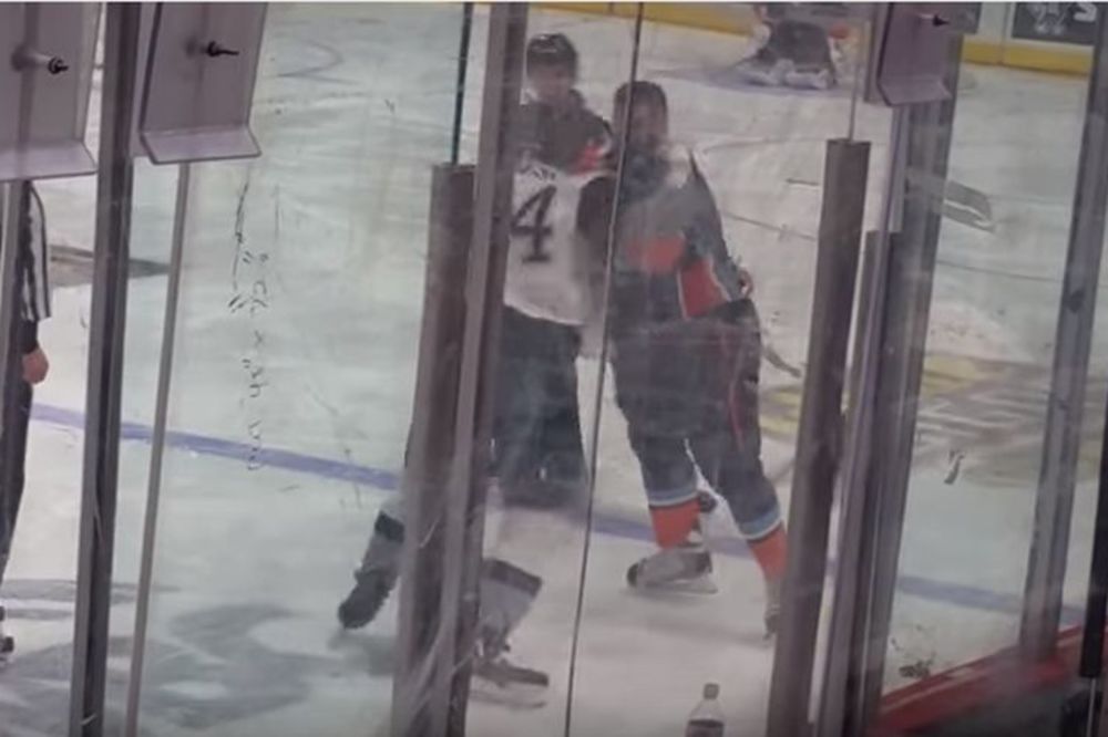 Pade čovek kao sveća: Hokejaš brutalno nokautirao protivnika u tuči! (VIDEO)