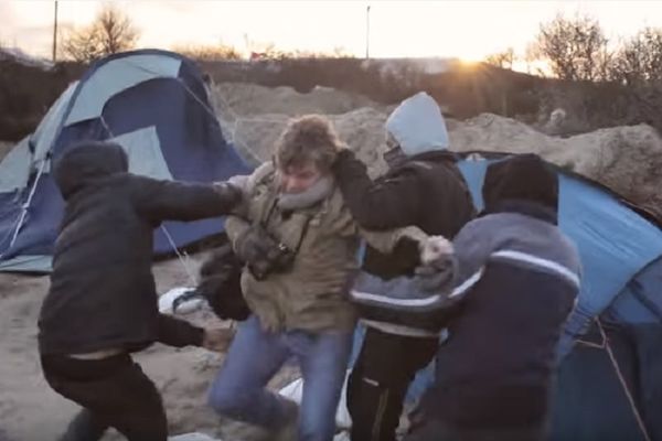 Snimak koji je šokirao svet: Migranti noževima napali ljude koji su pravili dokumentarac! (VIDEO)