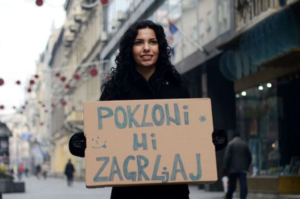 Tražila sam zagrljaj na ulicama Beograda: Evo kako su ljudi odreagovali! (FOTO) (VIDEO)