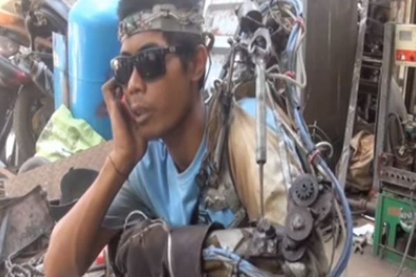 Indonežanin sam sebi napravio bioničku ruku! (VIDEO)