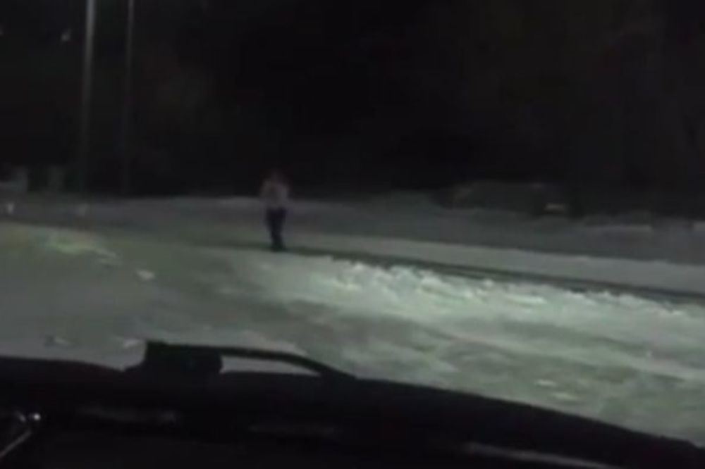 Kao u hororu: Okrvavljena devojka zaustavila vozače i tražila pomoć! (VIDEO)