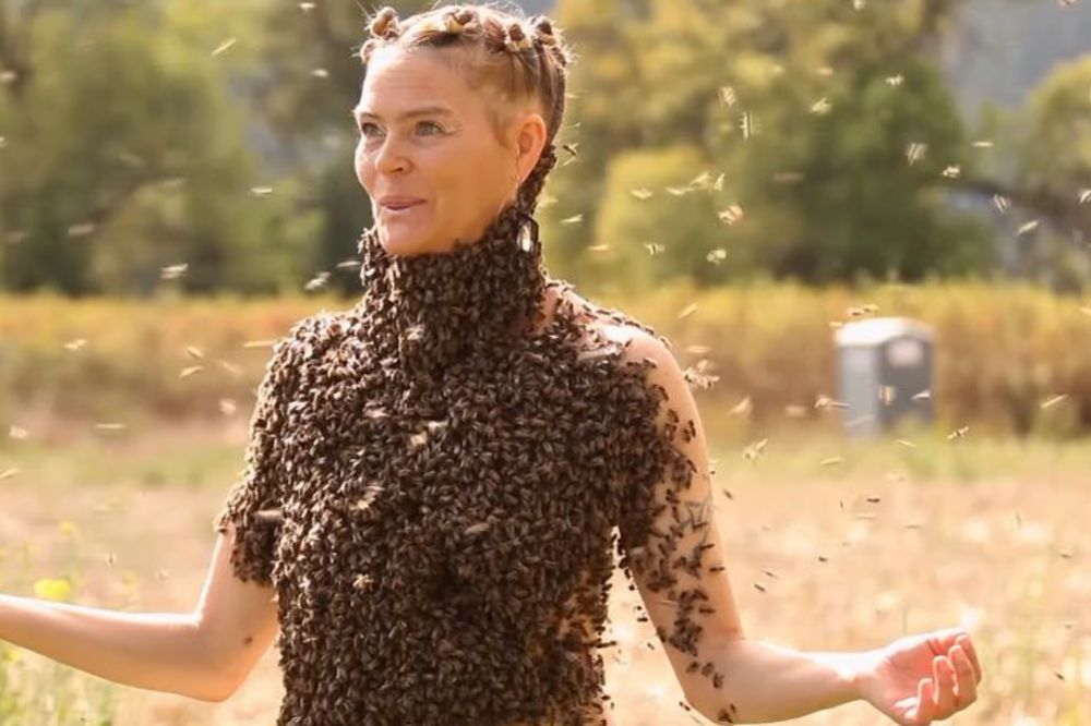 Isceliteljka izvodi plesni ritual sa 10.000 pčela (VIDEO)