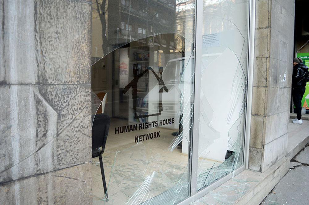 Uništen izlog Kuće ljudskih prava u srcu Beograda (FOTO)