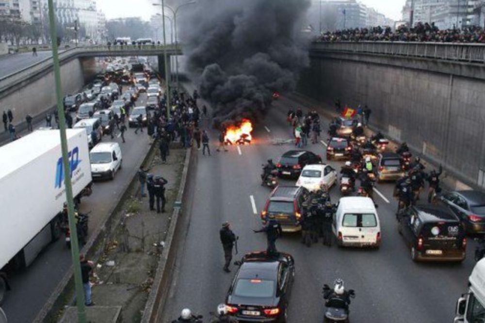 Pariz opet gori: Taksisti pale vatru, policajci bacaju suzavac! (FOTO) (VIDEO)