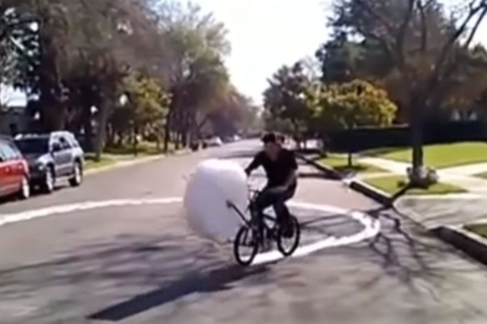 Uzeo je kalem folije, postavio ga na bicikl i ostvario san svog detinjstva! (VIDEO)