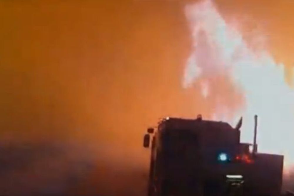 Na ivici pakla: Krenuli su da gase požar, pa se našli usred neviđenog plamena! (VIDEO)