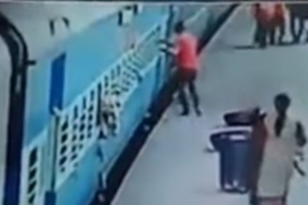 Voz pregazio ženu koja je pokušavala da iskoči! (UZNEMIRUJUĆI VIDEO)