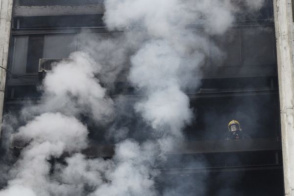Osmoro stanara spaseno iz zapaljene zgrade u Nišu! Vatrogasci se još bore sa požarom! (FOTO)